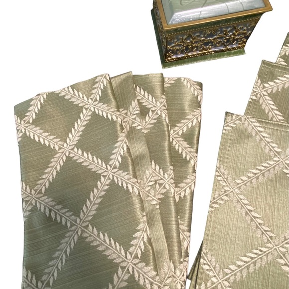 Placemats, napkins, trinket box, and soap/lotion dispenser 🌿 - Picture 6 of 15